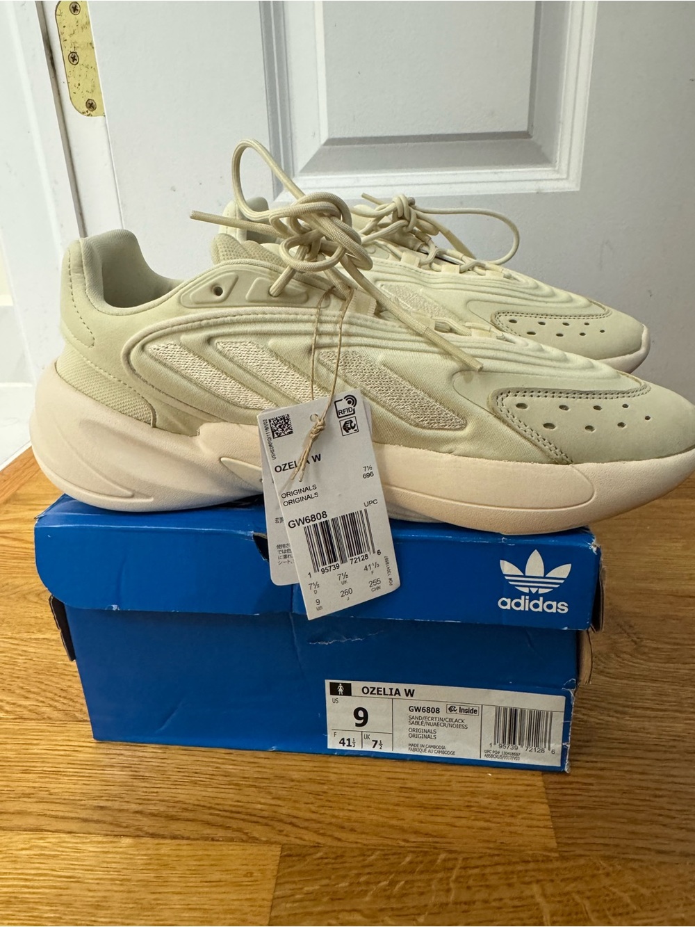 NWT Adidas Ozelia Womens Sneakers - sand ecru size women’s 9
